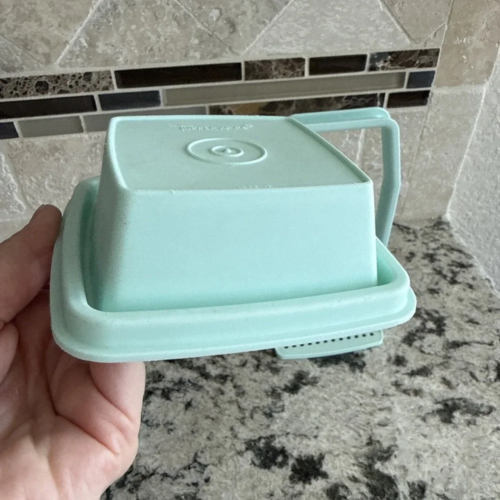 TUPPERWARE Pick A Deli Pickle Sm Keeper Container Mint Seal Lift Drain 4 1/2 Cup
